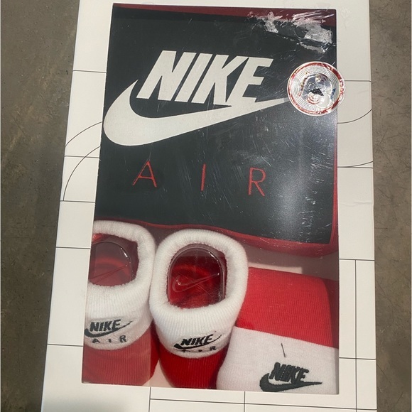 Boxed NIKE set for your little👶🏻( or 4 a gift!) ICONIC and ready to go😎😎 - Picture 1 of 6